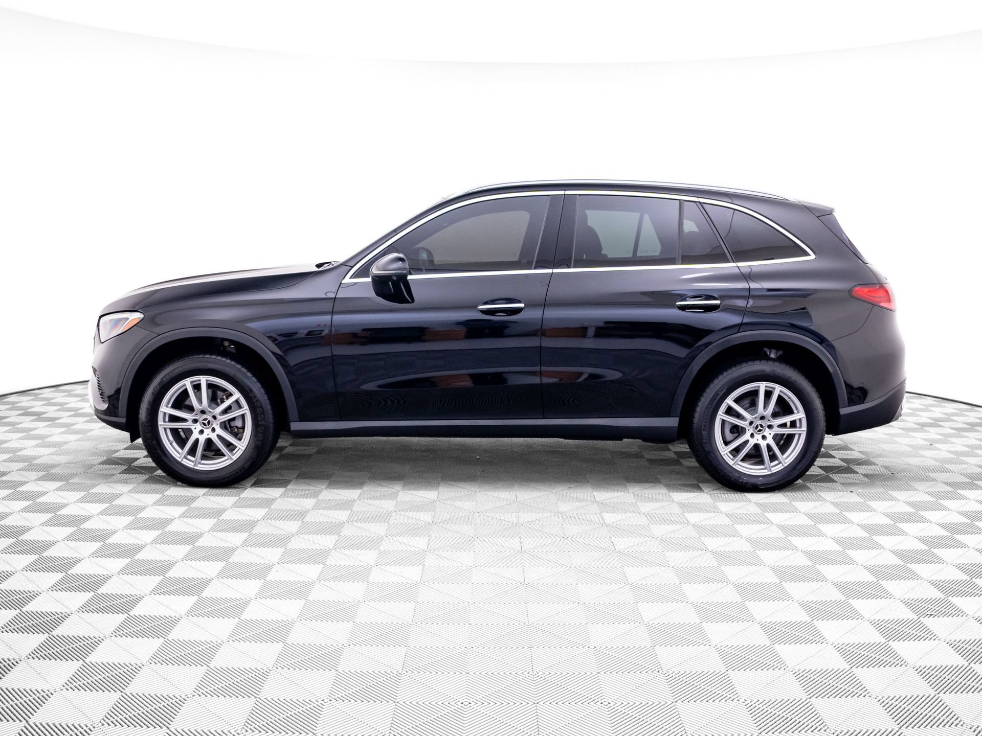 Used 2023 Mercedes-Benz GLC 300 4MATIC w/ Exclusive Trim Package image 2