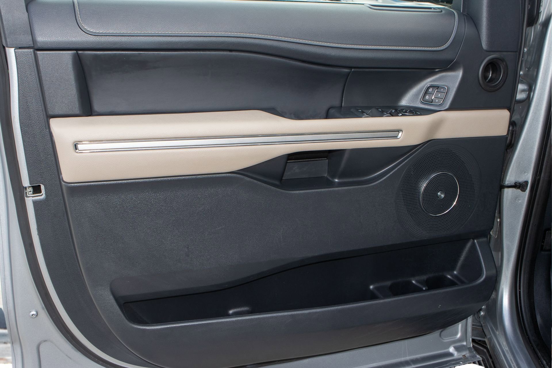 Used 2024 Ford Expedition Limited image 12