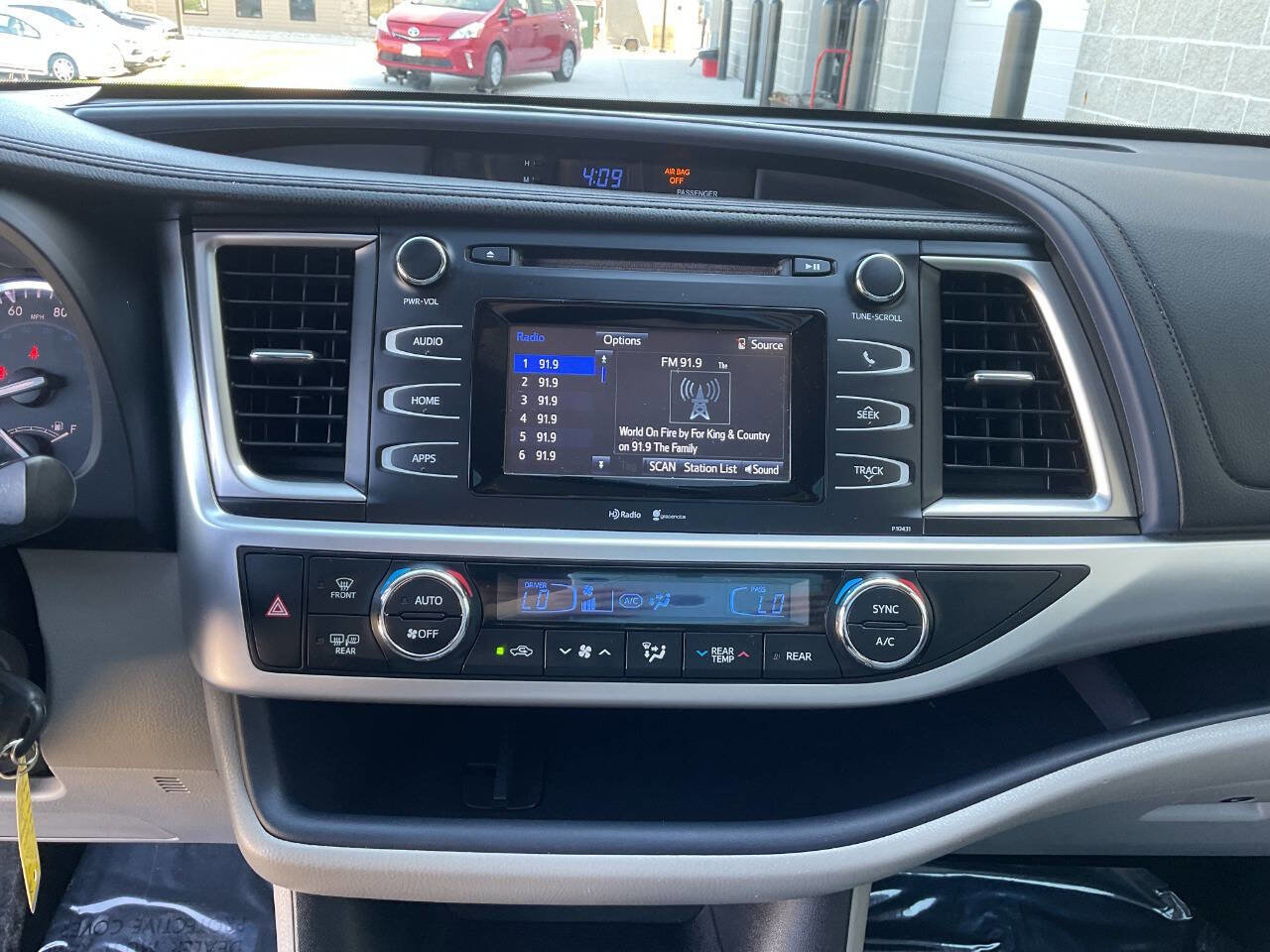 Used 2015 Toyota Highlander Plus AWD/4WD image 19