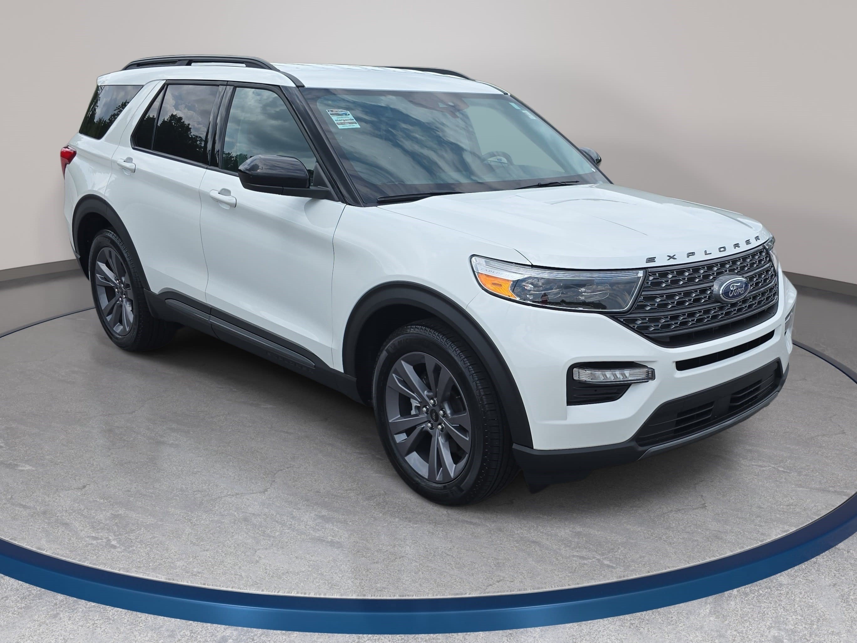Used 2023 Ford Explorer XLT w/ Equipment Group 202A RWD image 3