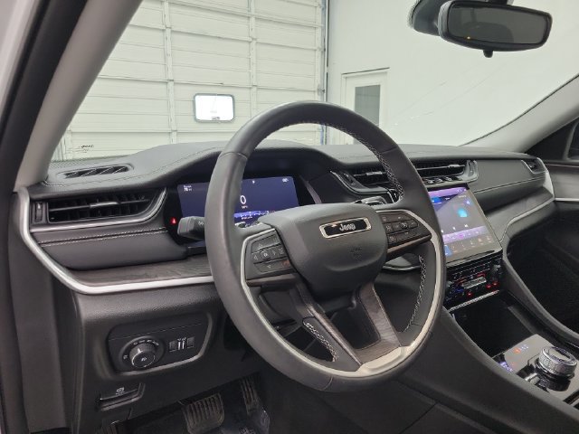 Used 2023 Jeep Grand Cherokee L Limited w/ Black Appearance Package AWD/4WD image 23