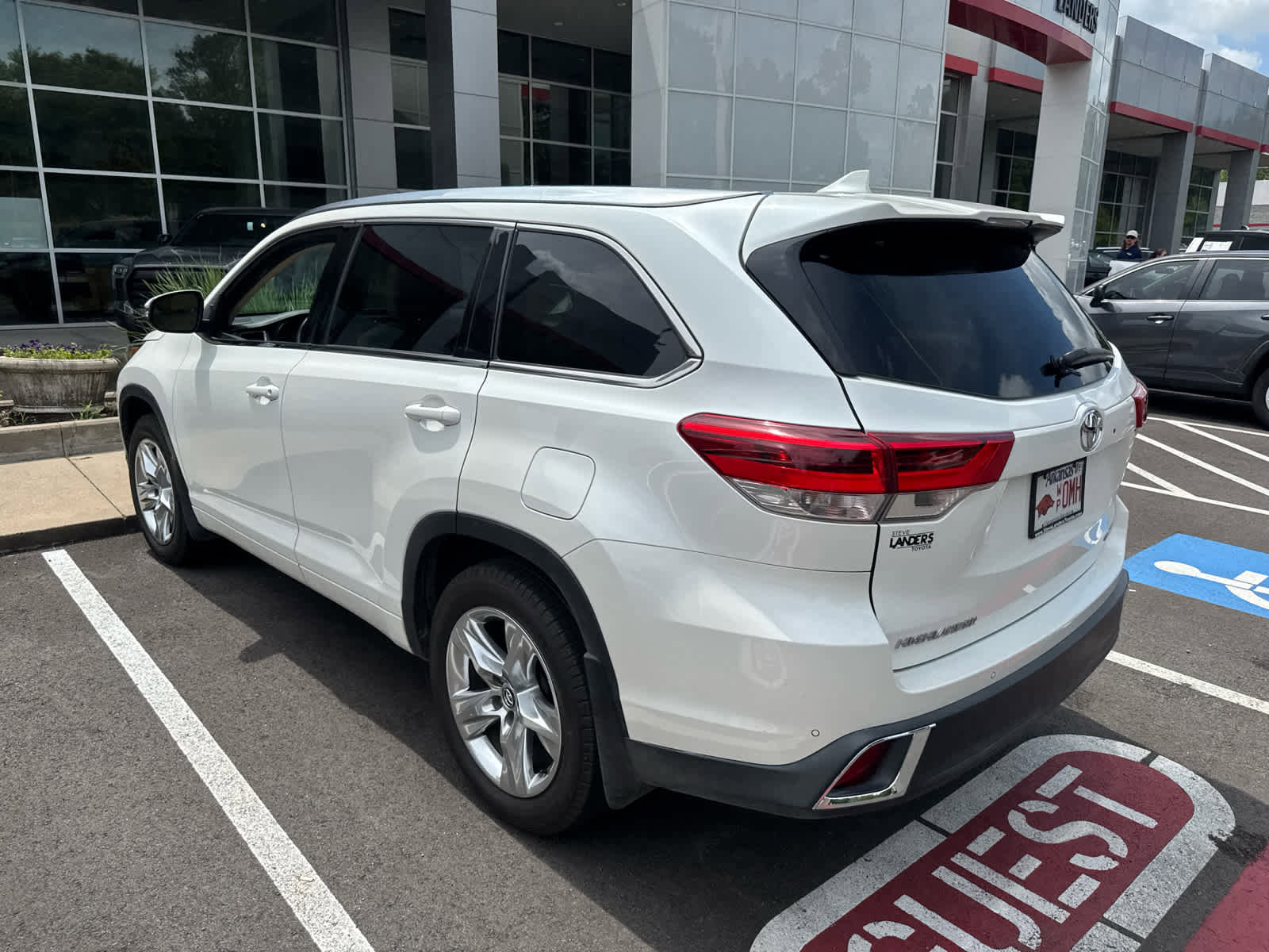 Used 2017 Toyota Highlander Limited FWD image 3