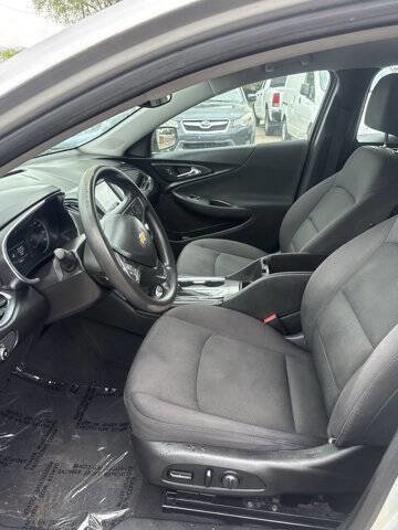 Used 2017 Chevrolet Malibu LT FWD image 4