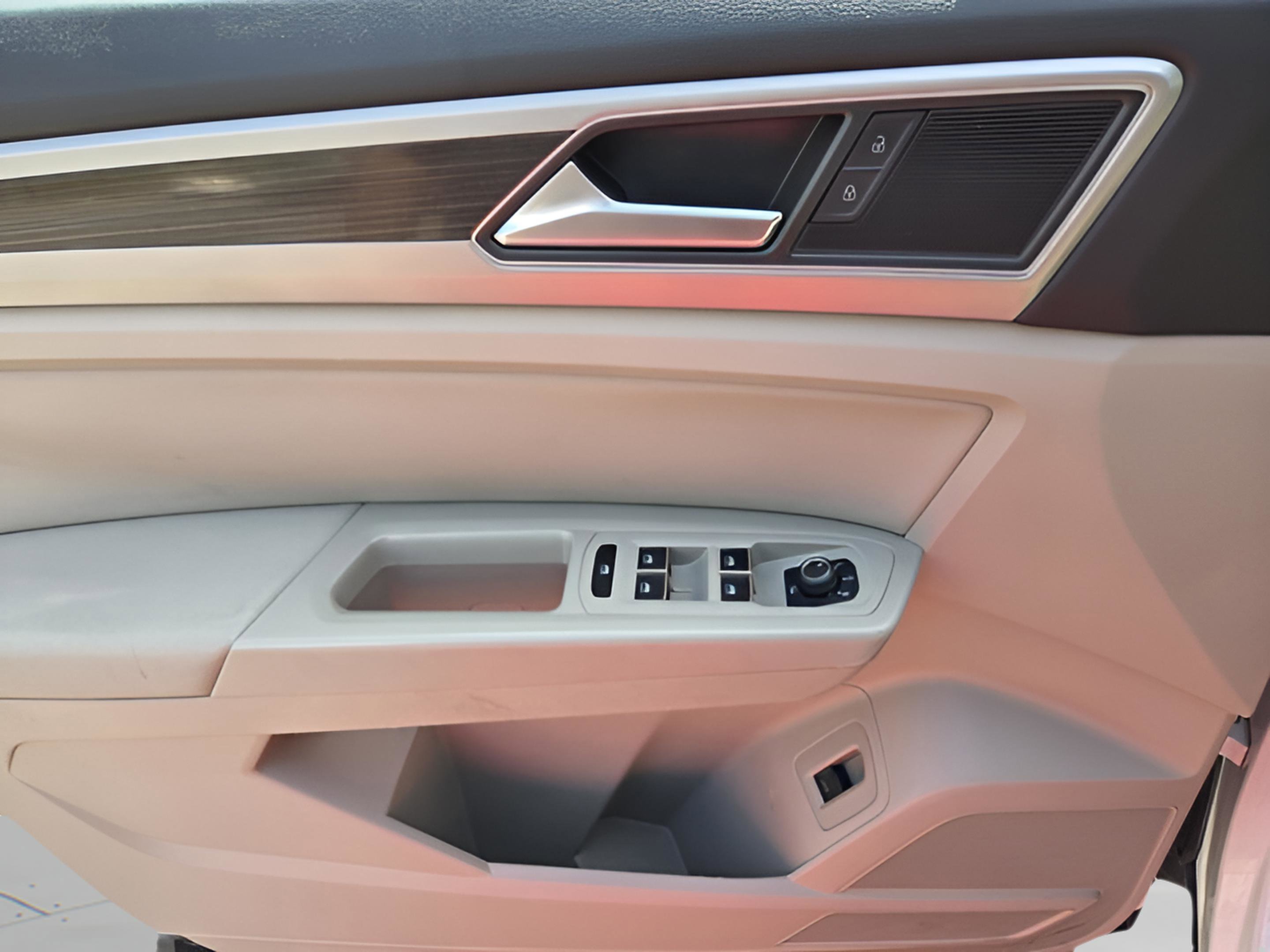 Used 2019 Volkswagen Atlas SE w/ Towing Package image 32