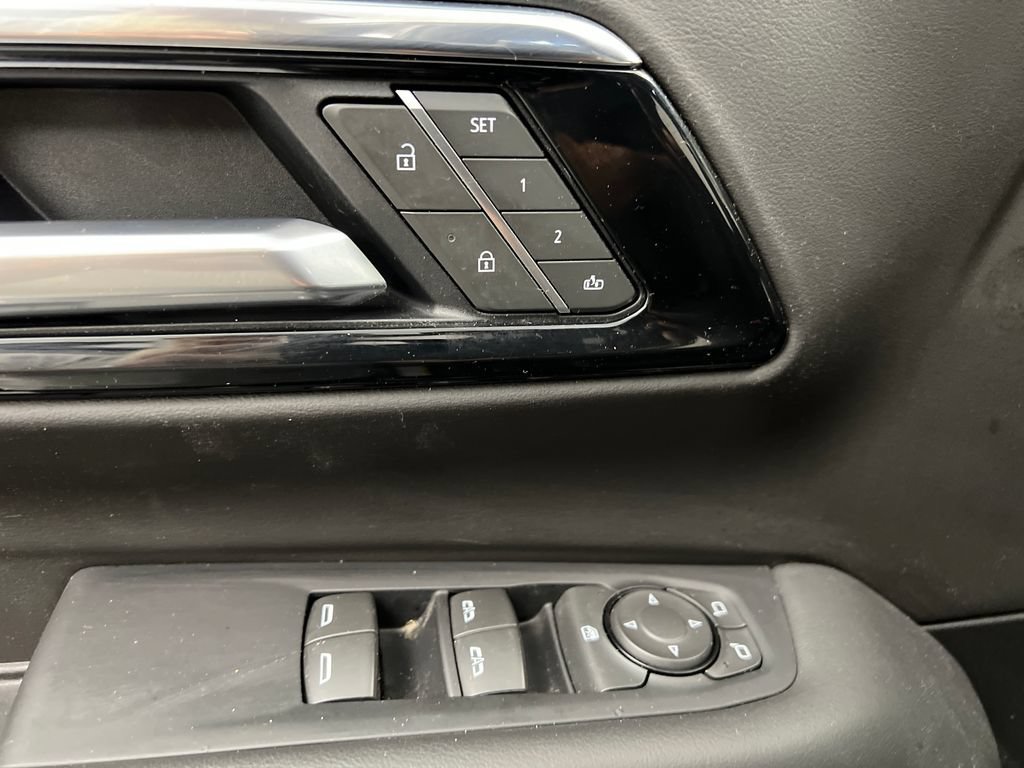 Used 2025 Chevrolet Suburban LT RWD image 15