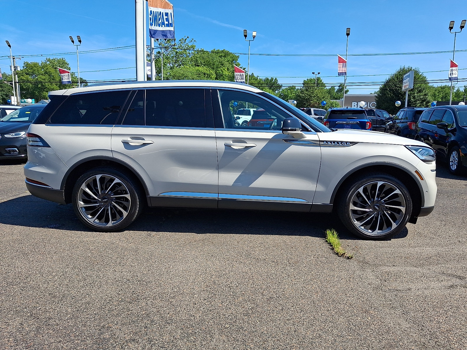 Used 2023 Lincoln Aviator Reserve w/ Equipment Group 201A AWD/4WD image 8