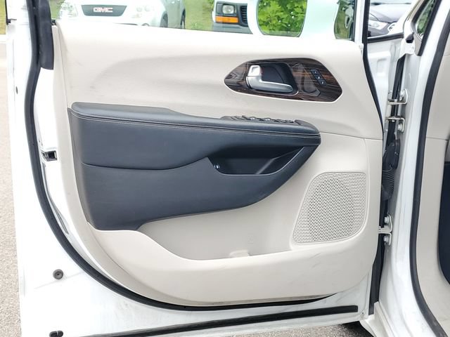 Used 2021 Chrysler Pacifica Limited w/ Uconnect Theater Family Group FWD image 10