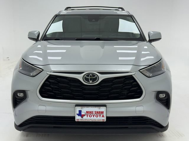Used 2022 Toyota Highlander LE FWD image 3
