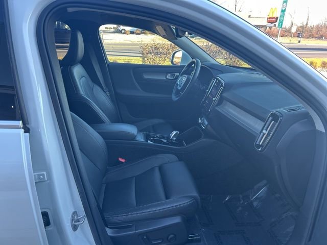 Certified 2025 Volvo XC40 B5 Plus AWD/4WD image 15