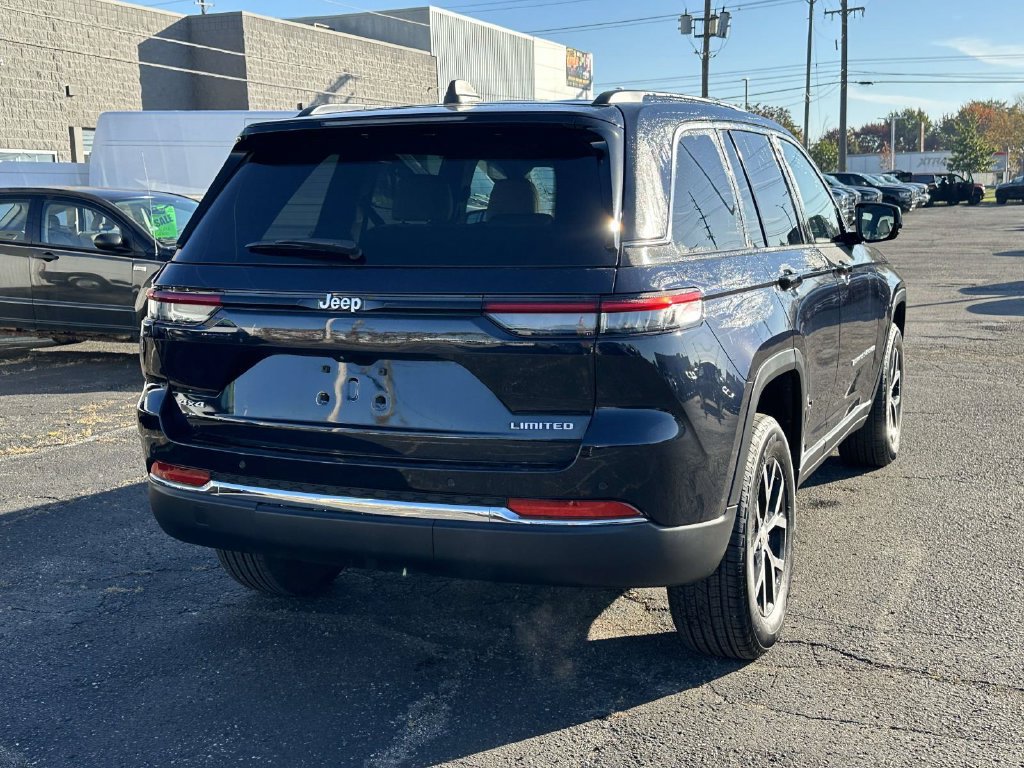 Used 2024 Jeep Grand Cherokee Limited AWD/4WD image 4