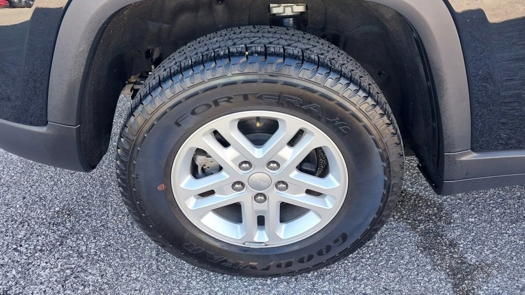 Certified 2023 Jeep Grand Cherokee Laredo image 11