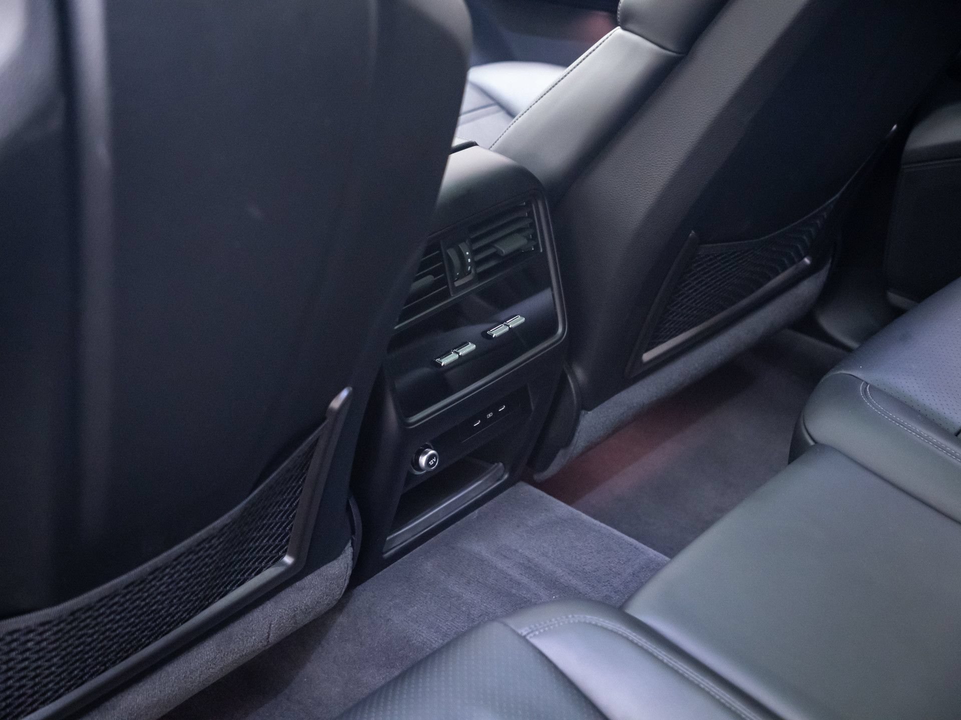 Certified 2025 Porsche Cayenne E-Hybrid Coupe AWD/4WD image 17