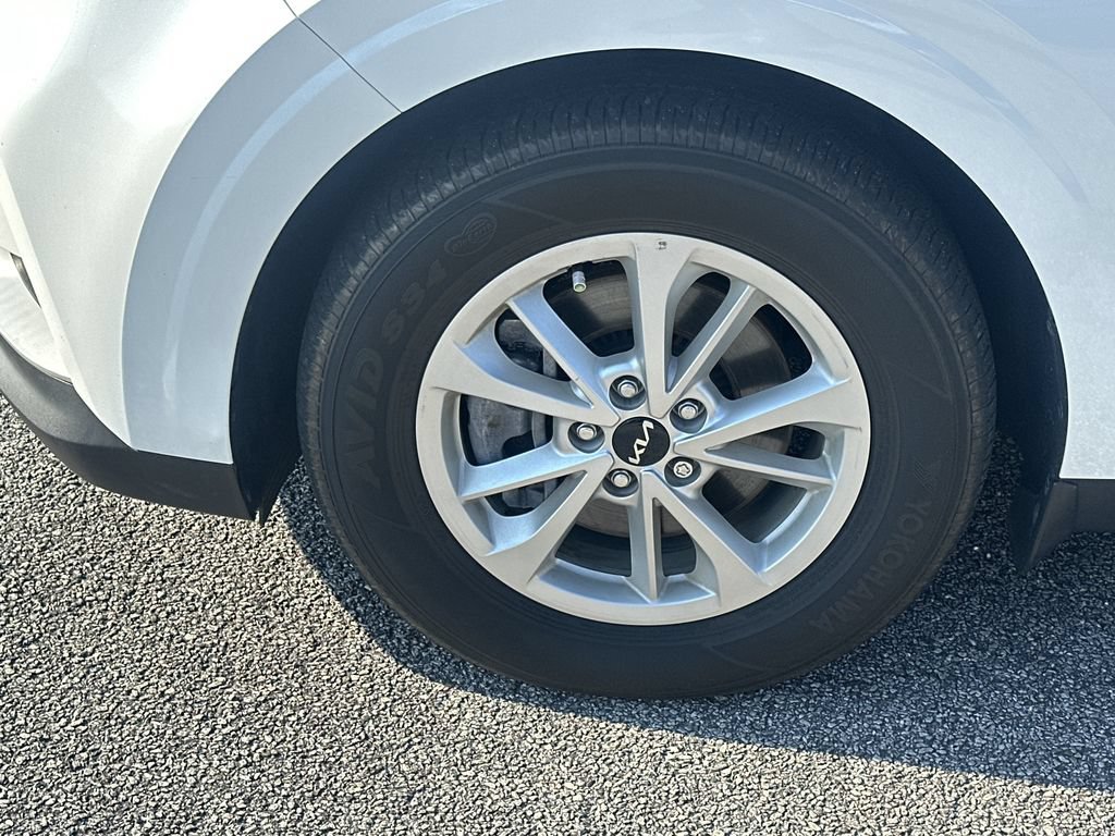 Used 2024 Kia Carnival LX FWD image 11