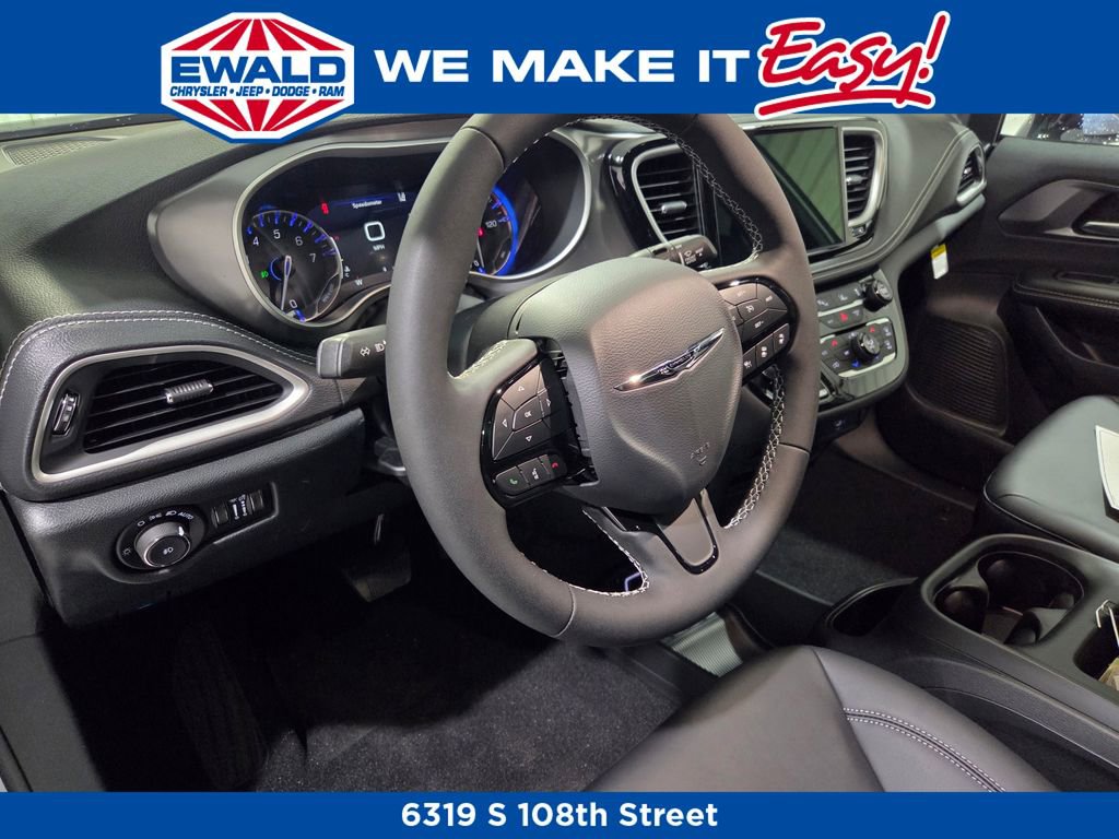 New 2026 Chrysler Pacifica Select w/ S Appearance Package image 4