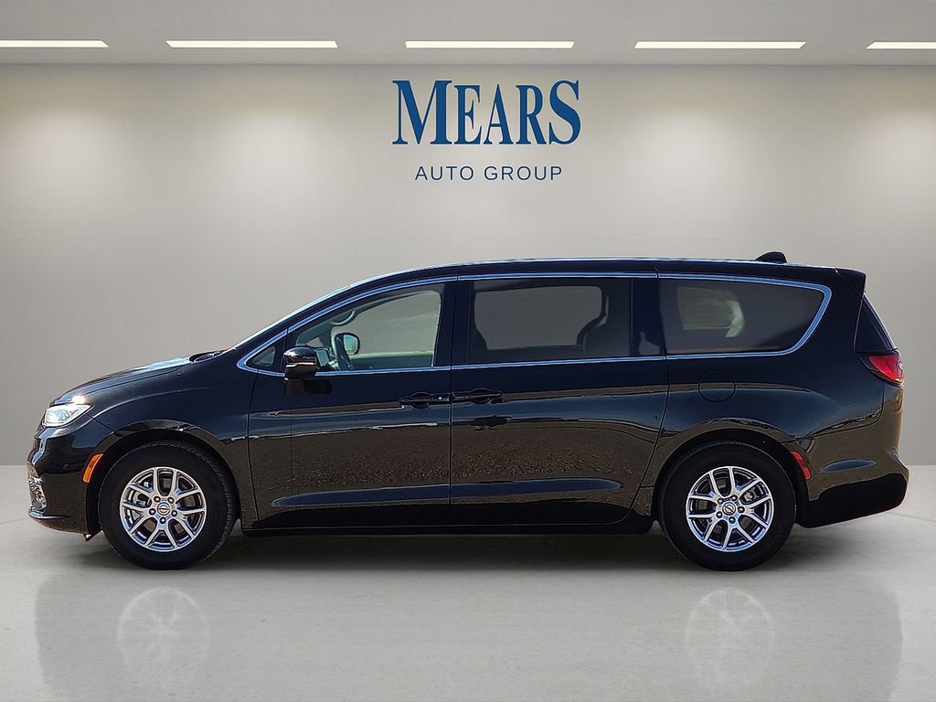 Used 2023 Chrysler Pacifica Touring-L image 2