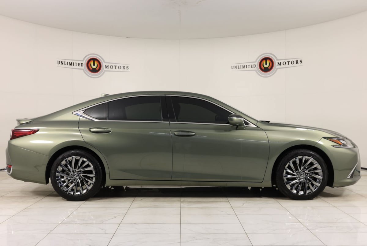 Used 2024 Lexus ES 300h Ultra Luxury w/ Accessory Package (Z2) FWD image 2