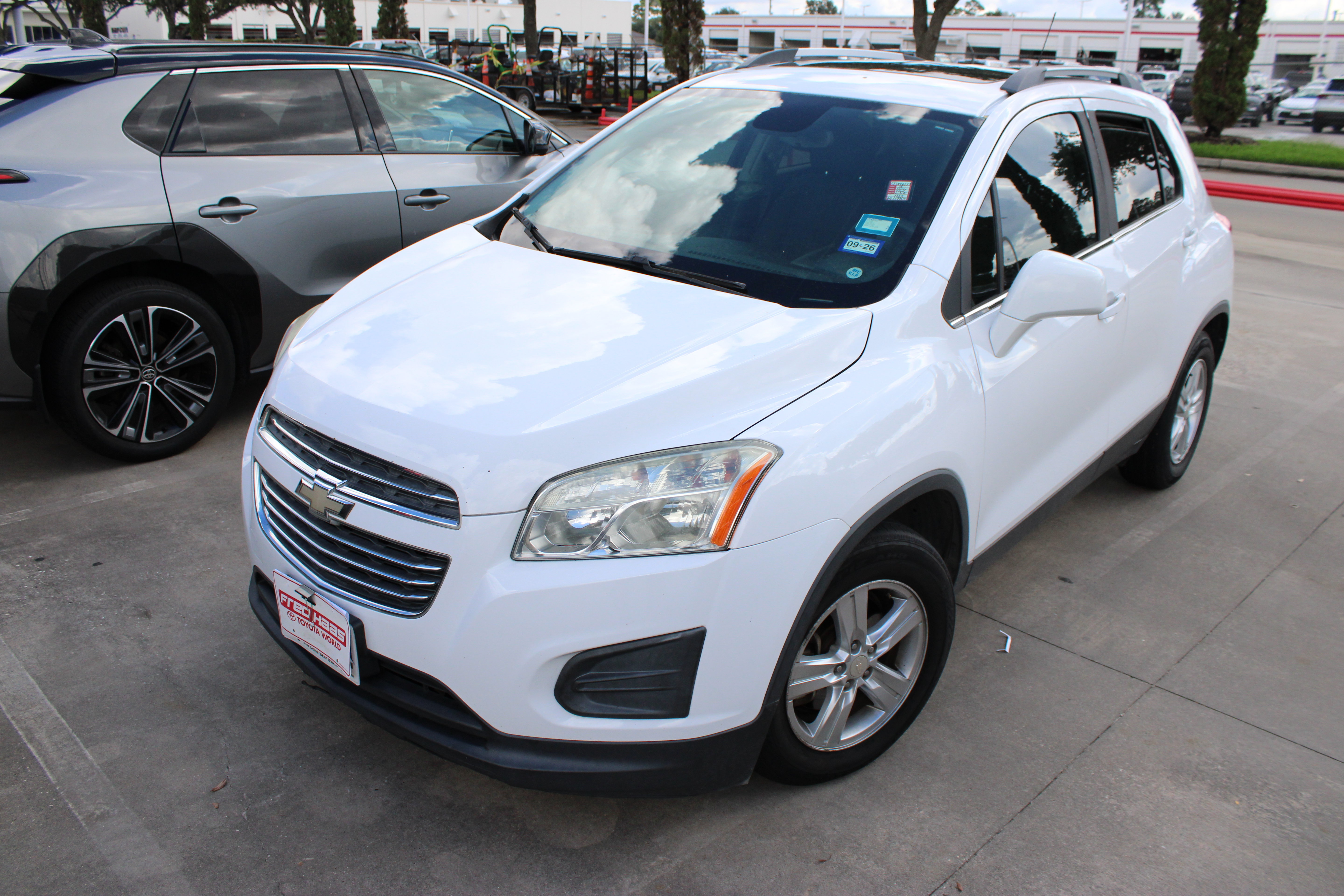 Used 2016 Chevrolet Trax LT w/ LT Sun and Sound Package FWD image 4