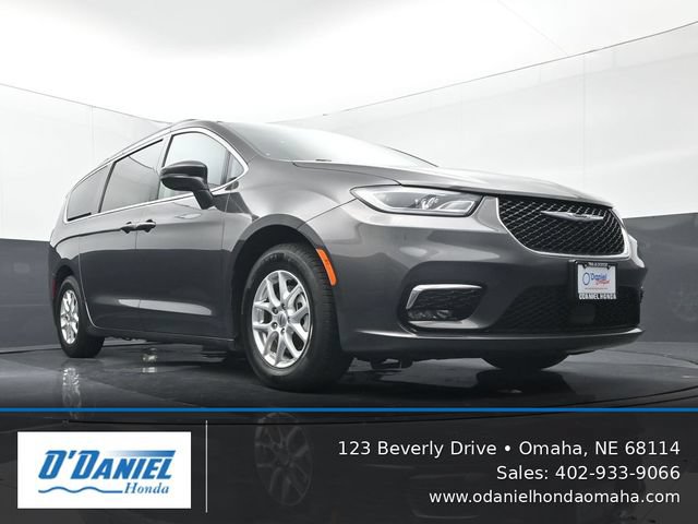 Used 2022 Chrysler Pacifica Touring-L FWD image 14
