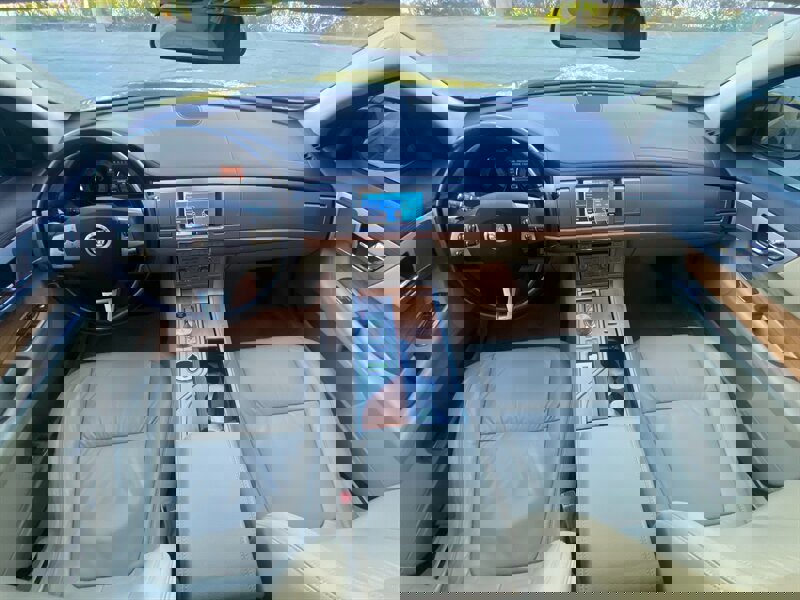 Used 2010 Jaguar XF Luxury image 27