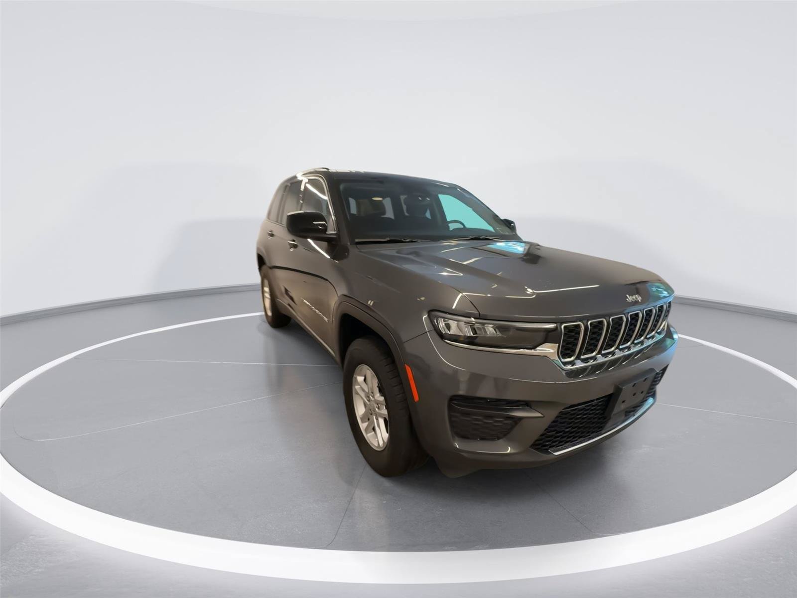 Used 2023 Jeep Grand Cherokee Laredo w/ Luxury Tech Group I AWD/4WD image 2