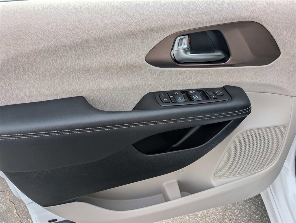 Used 2023 Chrysler Voyager LX image 21