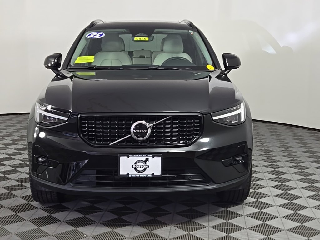 Certified 2025 Volvo XC40 B5 Ultra AWD/4WD image 3