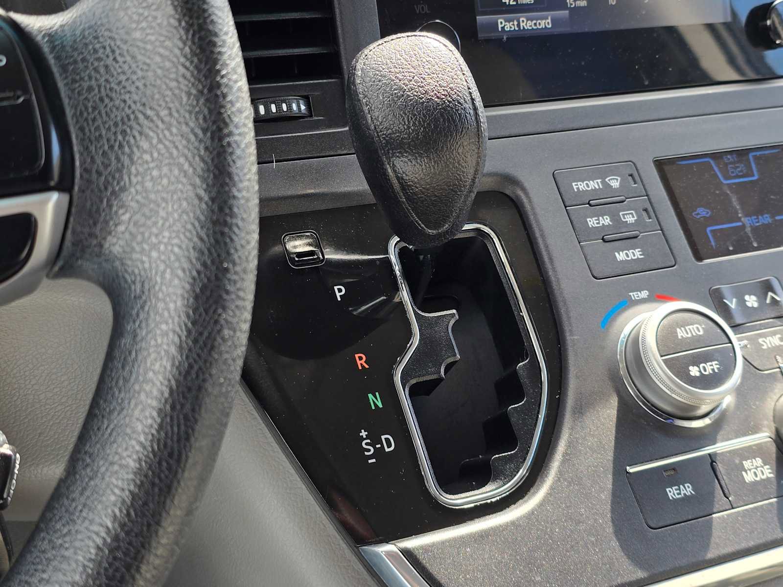 Used 2017 Toyota Sienna L FWD image 33