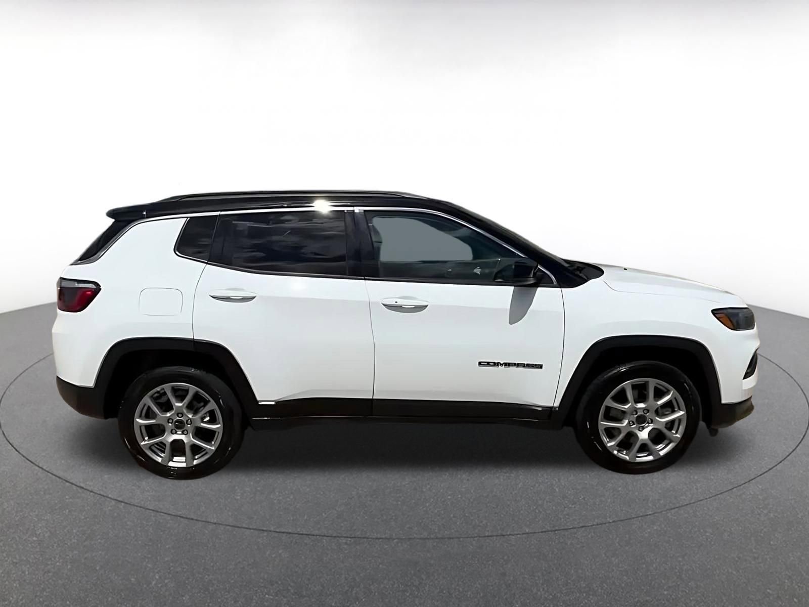 Used 2025 Jeep Compass Limited image 16