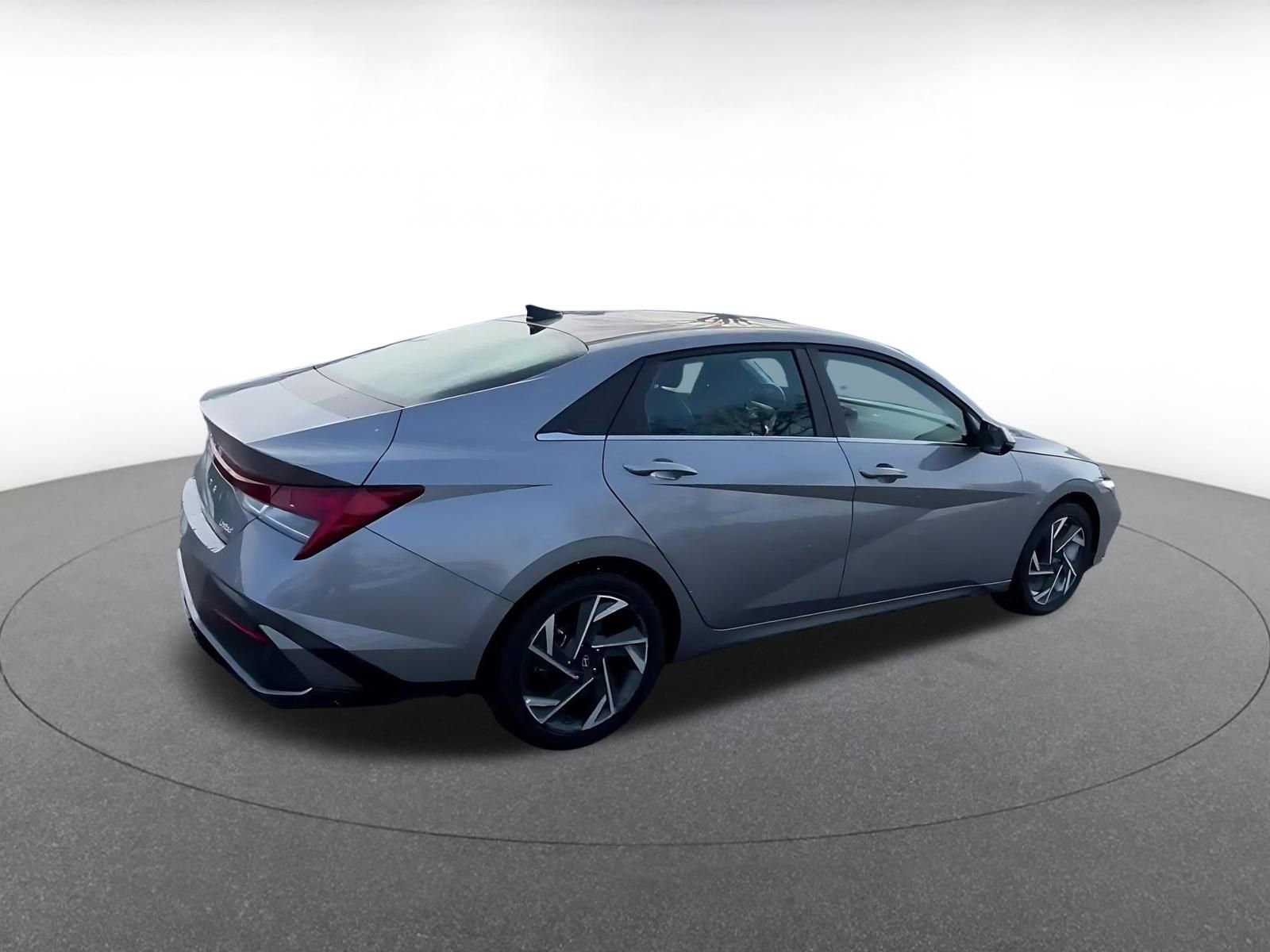 Used 2025 Hyundai Elantra Limited image 15