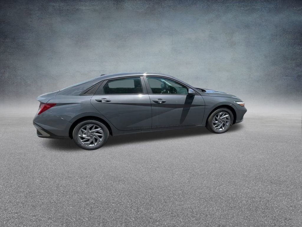 Used 2025 Hyundai Elantra Blue image 24