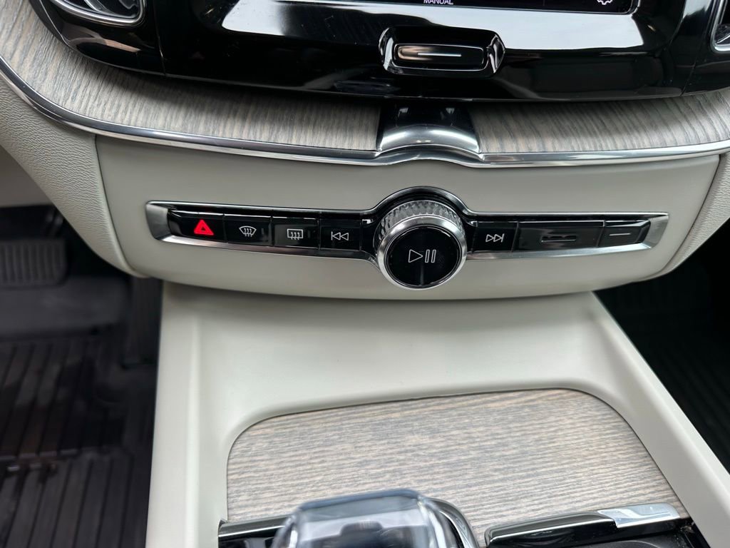 Used 2023 Volvo XC60 B5 Ultimate w/ Protection Package Premier image 24