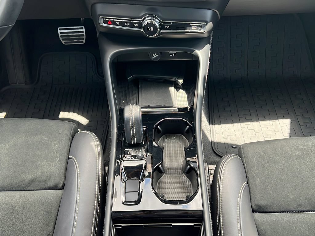 Used 2022 Volvo XC40 T5 R-Design w/ Advanced Package AWD/4WD image 15
