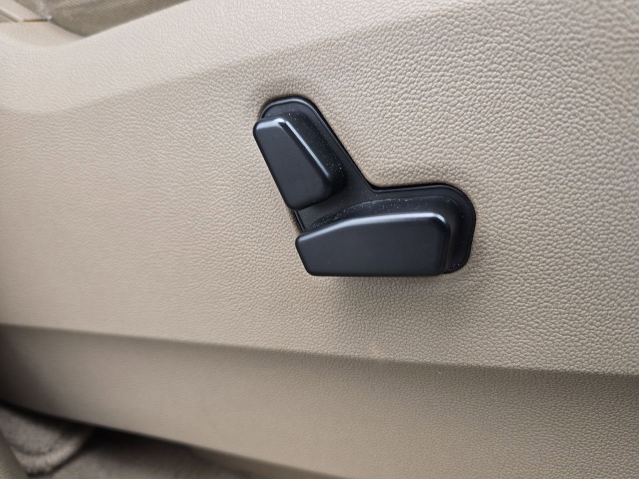 Used 2014 Chrysler Town & Country Limited w/ Luxury Group FWD image 19