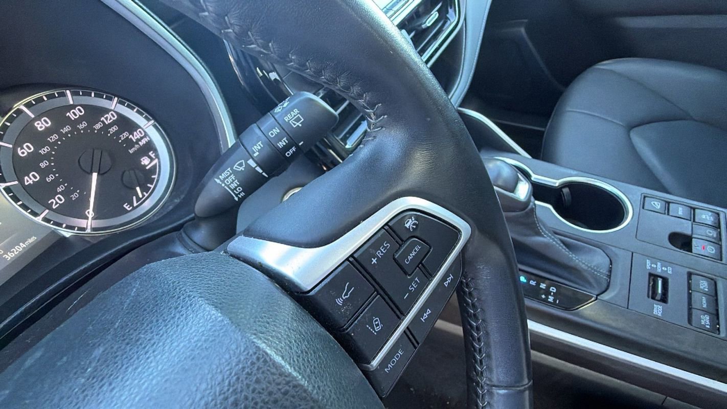 Used 2023 Toyota Highlander XLE image 32