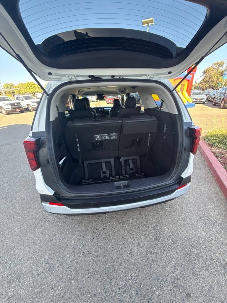 Used 2025 Kia Carnival FWD image 13
