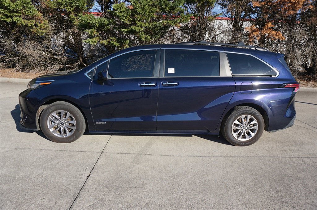 Used 2021 Toyota Sienna XLE image 21
