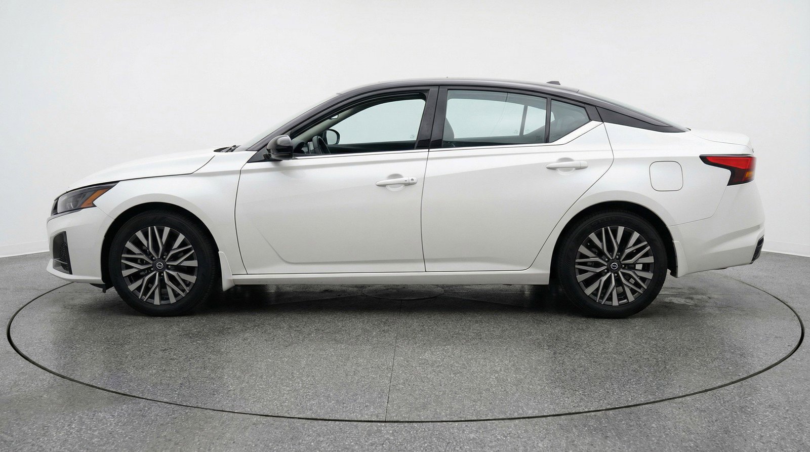 Used 2025 Nissan Altima 2.5 SV image 5
