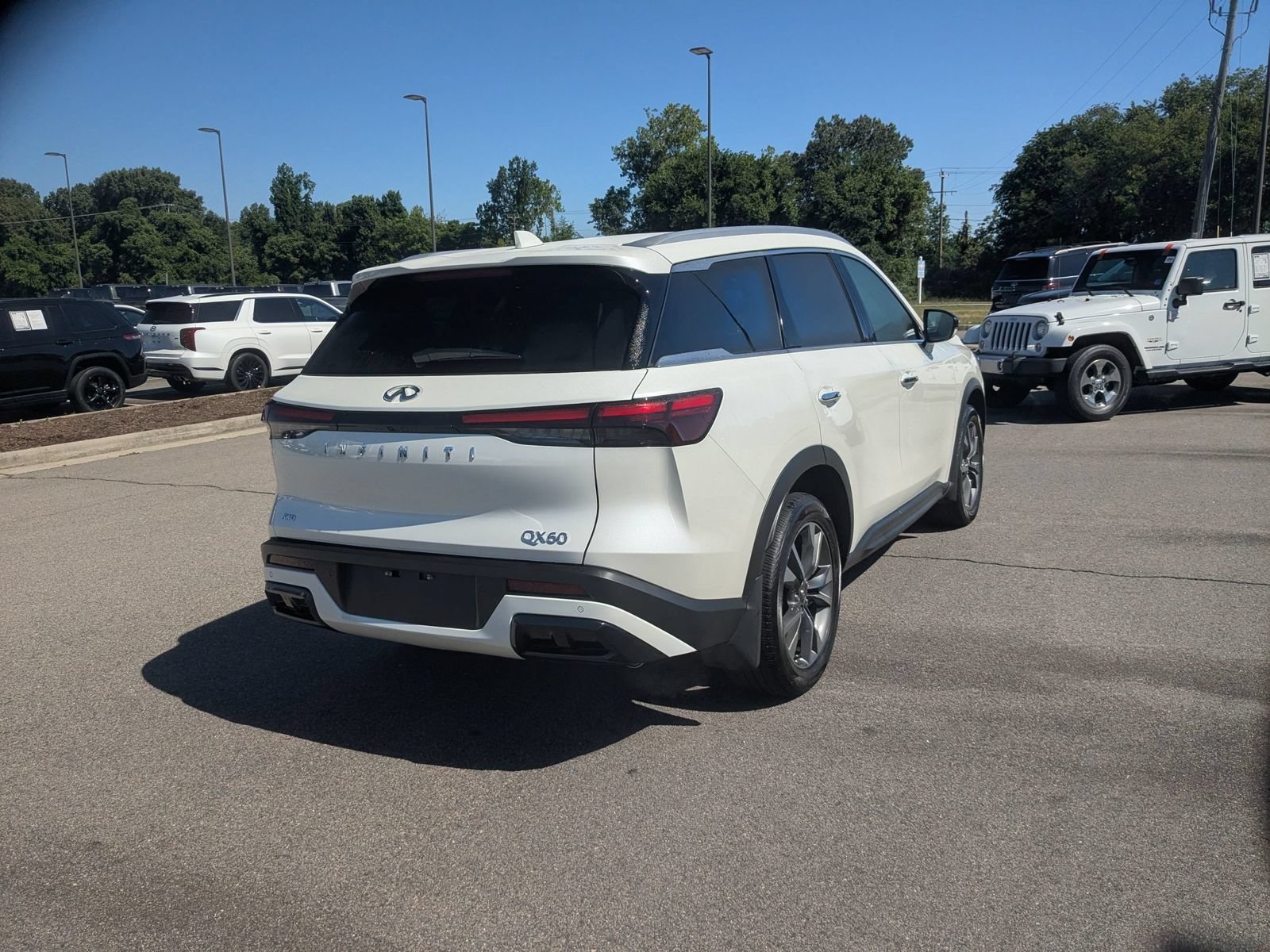 Used 2025 INFINITI QX60 Luxe AWD/4WD image 3