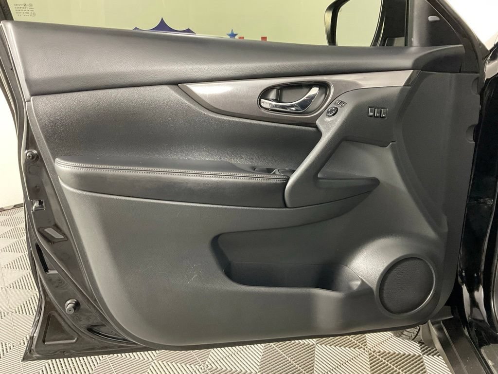 Used 2019 Nissan Rogue SV w/ Premium Package FWD image 12