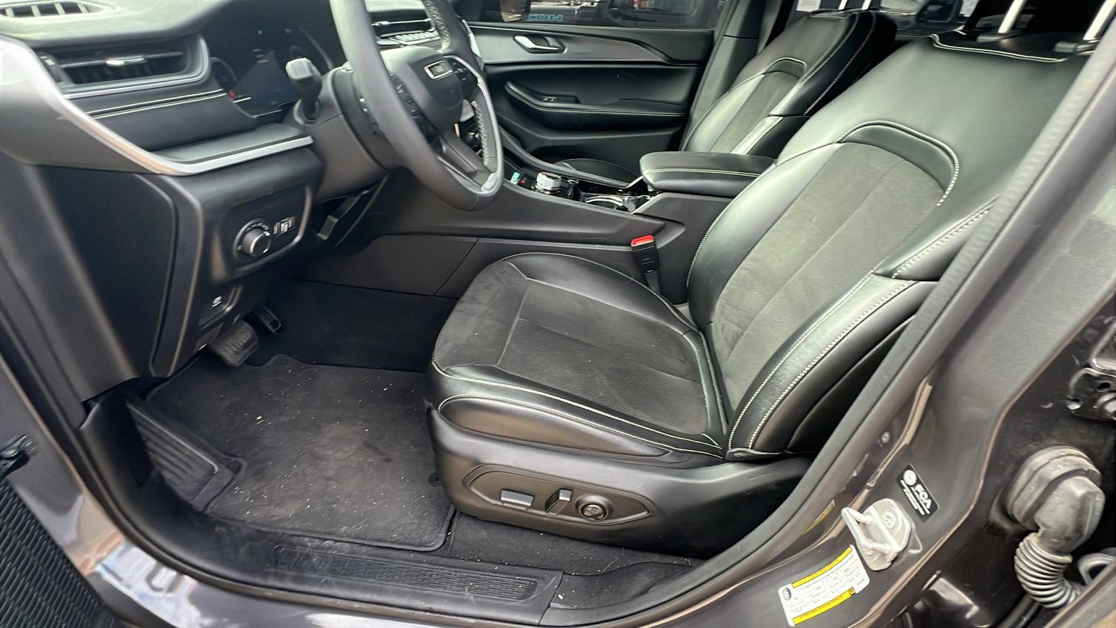 Used 2023 Jeep Grand Cherokee Altitude image 16