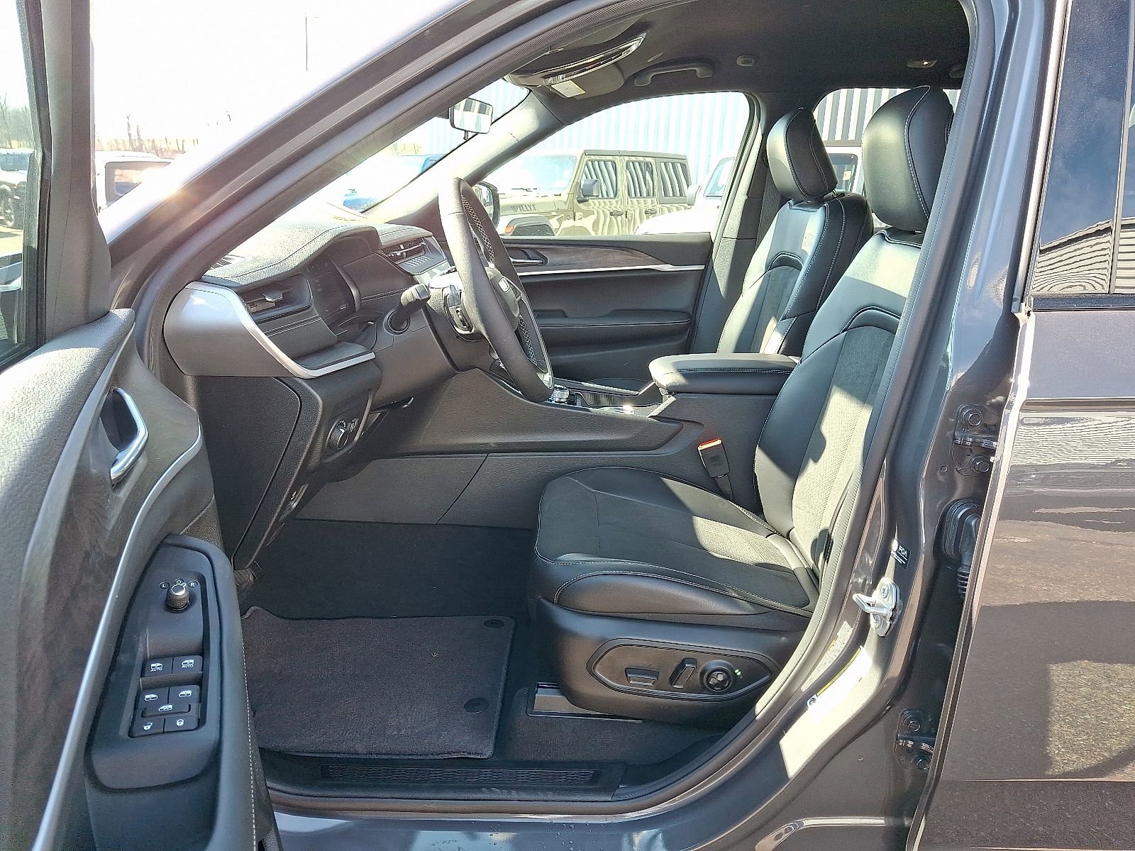 New 2026 Jeep Grand Cherokee Laredo image 8