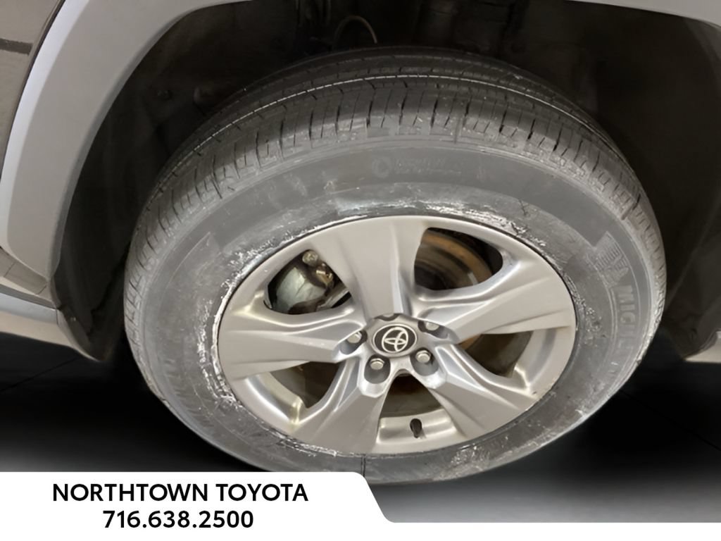 Used 2025 Toyota RAV4 XLE AWD/4WD image 12