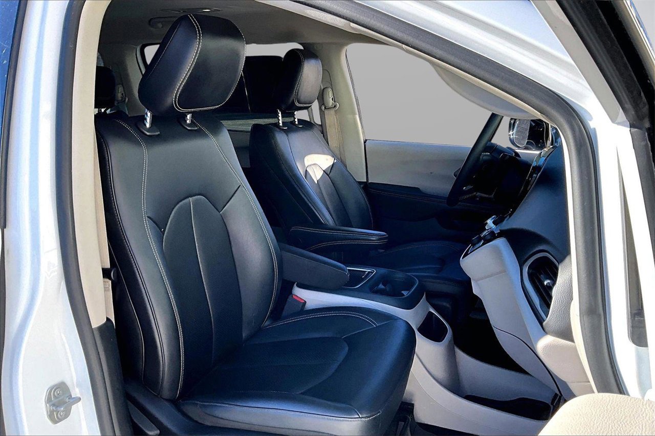 Certified 2024 Chrysler Pacifica Touring-L image 22