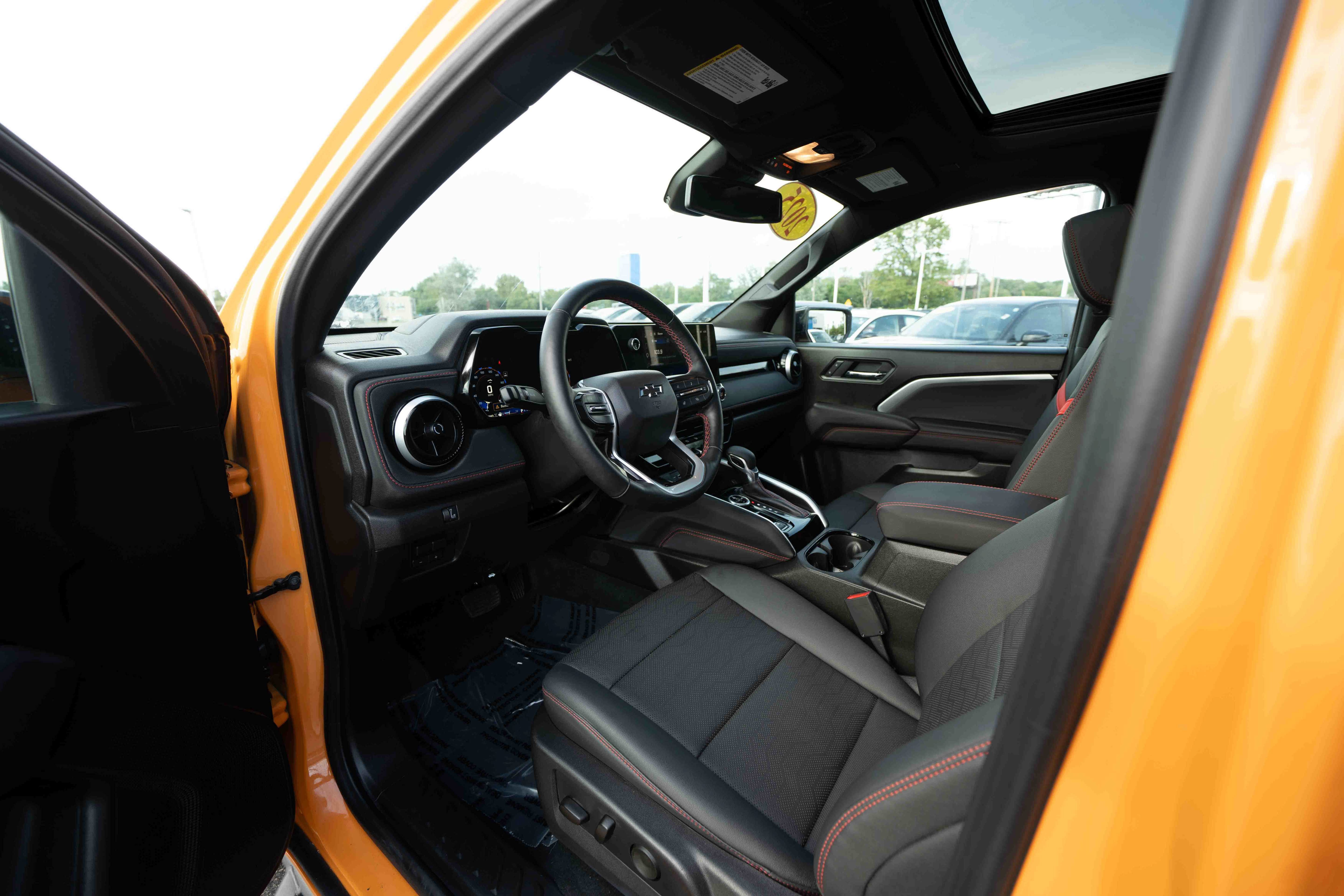 Used 2025 Chevrolet Colorado Z71 w/ Technology Package AWD/4WD image 8