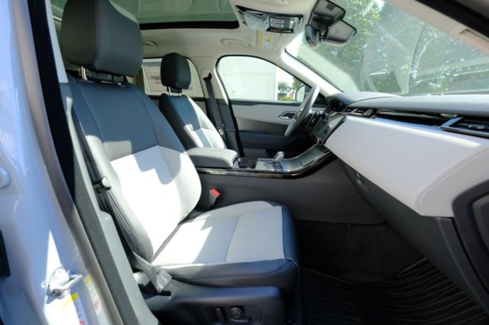 New 2025 Land Rover Range Rover Velar Dynamic SE image 19