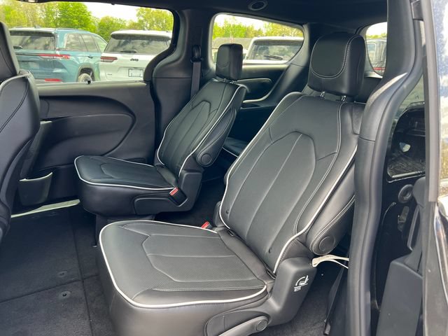 New 2027 Chrysler Pacifica Limited FWD image 4
