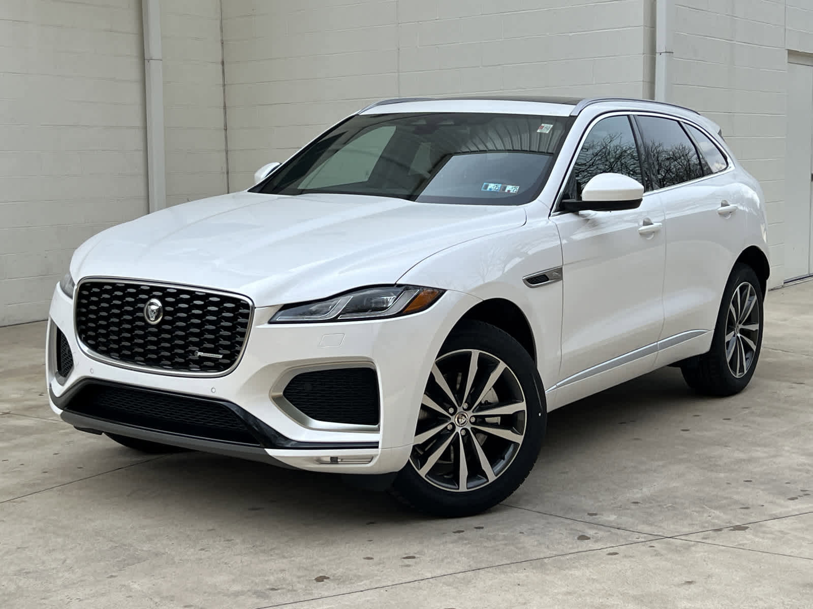 Used 2025 Jaguar F-PACE R-Dynamic S image 1