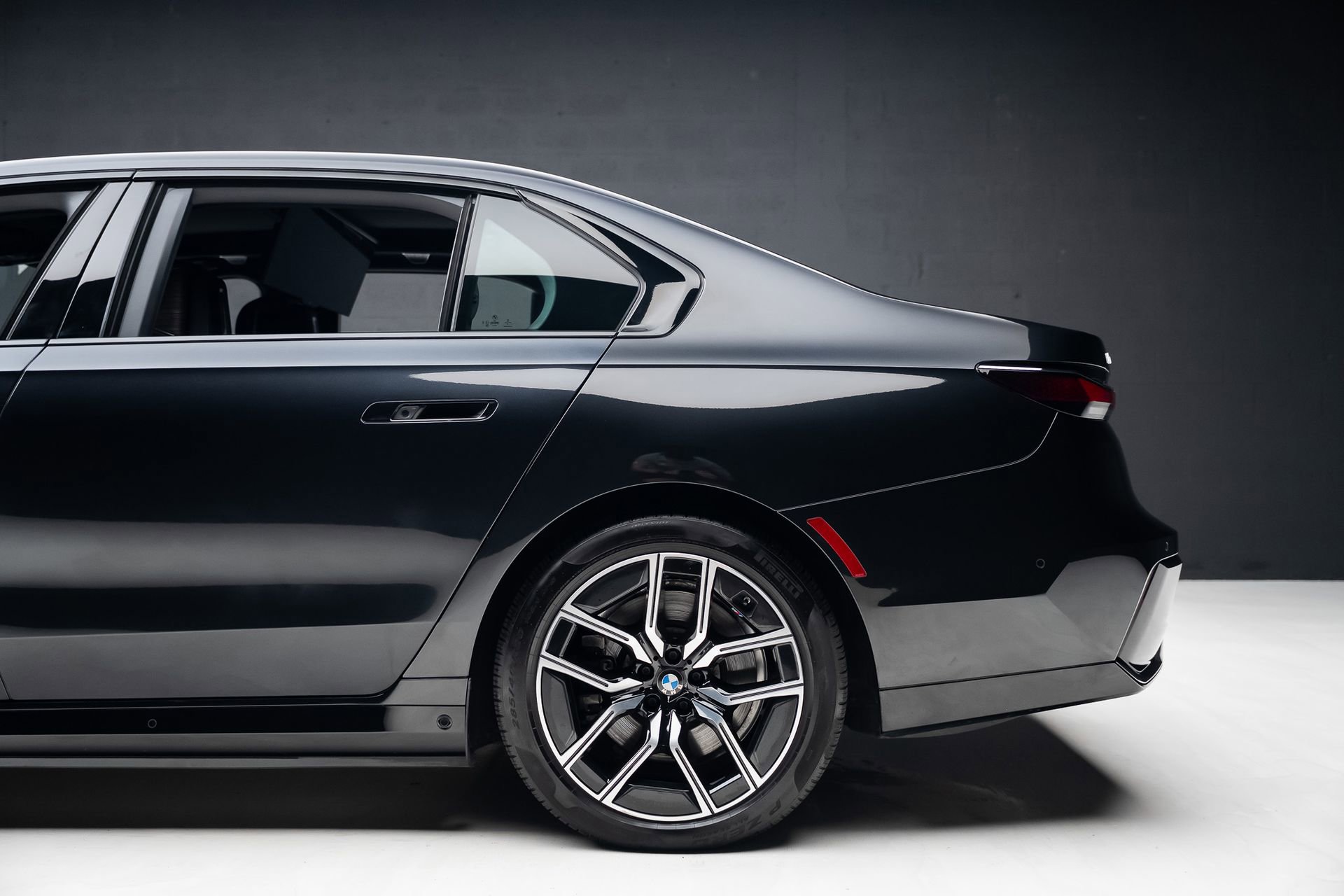 Used 2023 BMW i7 xDrive60 w/ Executive Package 2 AWD/4WD image 22