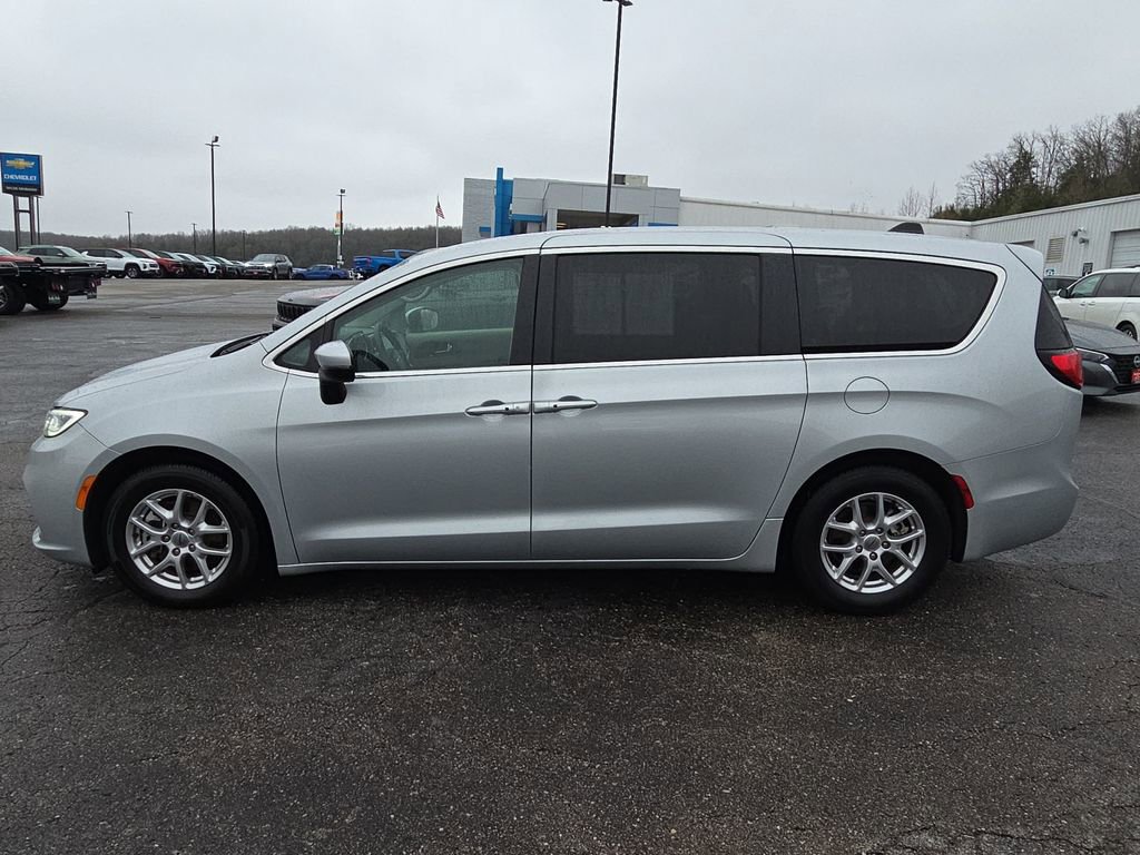 Used 2023 Chrysler Pacifica Touring-L image 5