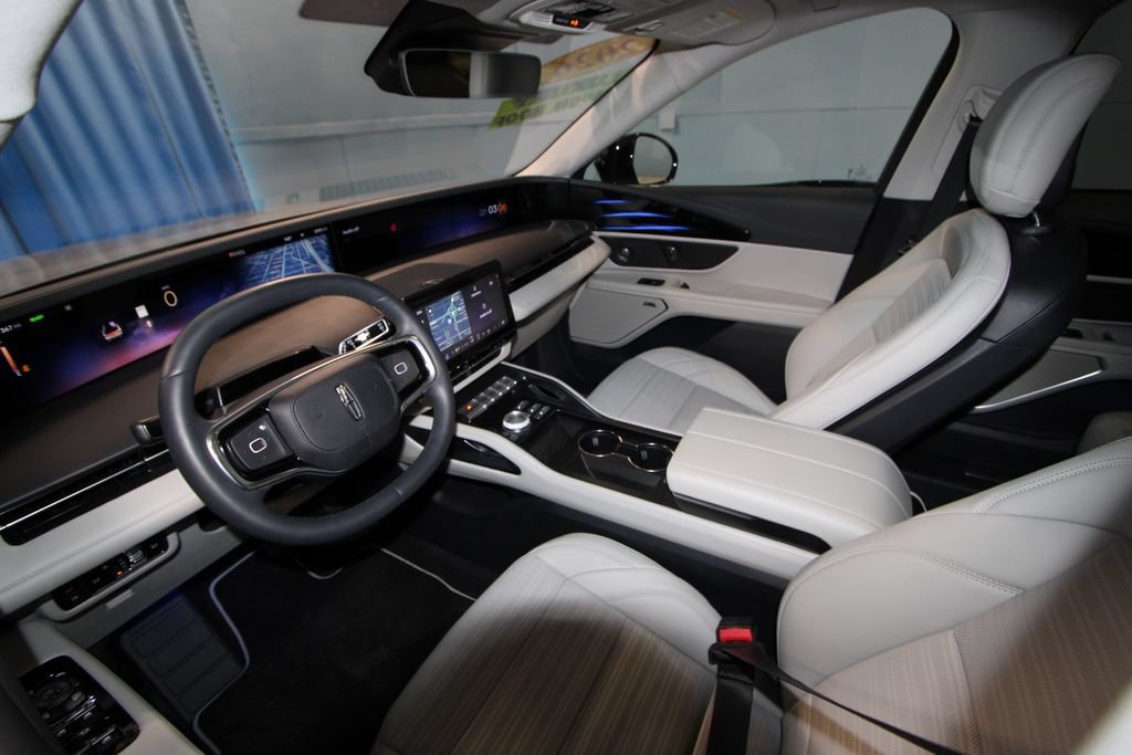 Used 2026 Lincoln Nautilus Reserve AWD/4WD image 2